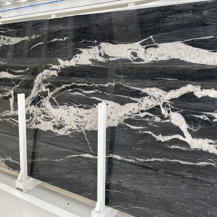 Velkoformátová deska - kvarcit BRINDLE CRYSTALL. Přírodní kámen s nádhernou kresbou a elegantním zbarvením. Kamenictví TONE OF STONE