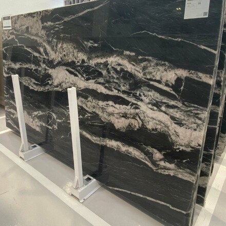 Velkoformátová deska - kvarcit BRINDLE CRYSTALL. Přírodní kámen s nádhernou kresbou a elegantním zbarvením. Kamenictví TONE OF STONE