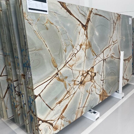 Velkoformátová deska z kvarcitu BLUE ROMA, zakázkové kamenictví TONE OF STONE