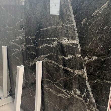 Velkoformátová deska z kvarcitu CARNIA GREY, zakázkové kamenictví TONE OF STONE