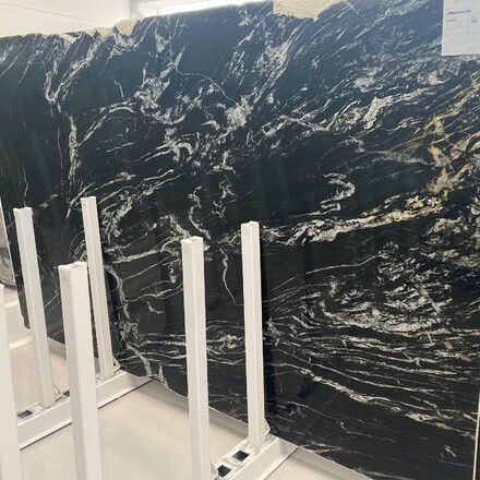 Velkoformátová deska z přírodního kamene, exotický kvarcit AFRICAN FUSION, unikátní kresba kombinující černou, žlutou a bílou barvu, zakázkové kamenictví TONE OF STONE