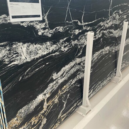 Velkoformátová deska z přírodního kamene, exotický kvarcit AFRICAN FUSION, unikátní kresba kombinující černou, žlutou a bílou barvu, kamenictví TONE OF STONE