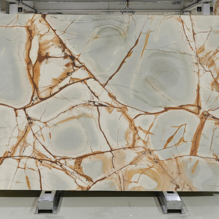 Velkoformátová deska z přírodního kamene, kvarcit BLUE ROMA s unikátní kresbou, které dominuje modrá barva. Zakázkové kamenictví TONE OF STONE