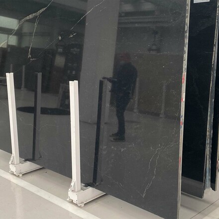 Velkoformátová deska, žula JURASSIC BLACK, přírodní kámen z Brazílie, kamenictví TONE OF STONE 