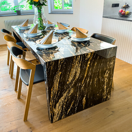 Velk&yacute; j&iacute;deln&iacute; stůl z exkluzivn&iacute; brazilsk&eacute; žuly MAGMA BLACK ve tvaru obr&aacute;cen&eacute;ho p&iacute;smene U se spodn&iacute;m zakryt&iacute;m, zak&aacute;zkov&aacute; v&yacute;roba kamenictv&iacute; TONE OF STONE.