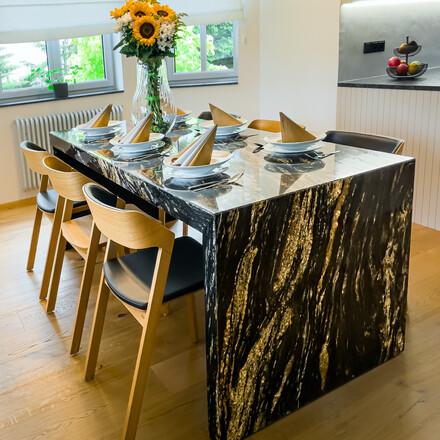 Velký jídelní stůl z exkluzivní brazilské žuly MAGMA BLACK ve tvaru obráceného písmene U se spodním zakrytím, zakázková výroba kamenictví TONE OF STONE. Velký jídelní stůl z exkluzivní brazilské žuly MAGMA BLACK ve tvaru obráceného písmene U se spodním zakrytím, zakázková výroba kamenictví TONE OF STONE.