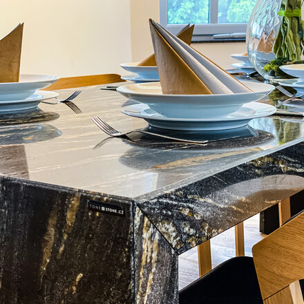 Velký jídelní stůl z exkluzivní brazilské žuly MAGMA BLACK ve tvaru obráceného písmene U se spodním zakrytím, zakázková výroba kamenictví TONE OF STONE. Velký jídelní stůl z exkluzivní brazilské žuly MAGMA BLACK ve tvaru obráceného písmene U se spodním zakrytím, zakázková výroba kamenictví TONE OF STONE.