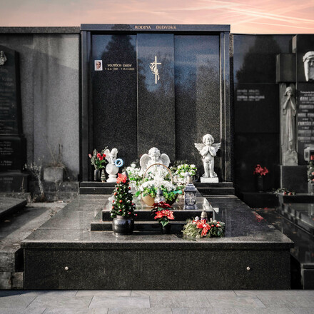 Zakázková výroba - rodinná hrobka se soklem, přírodní kámen - žula Impala, vel. 340x220 cm, tloušťka 5 a 7 cm. Zadní stěna 220x220 cm, pískované písmo.