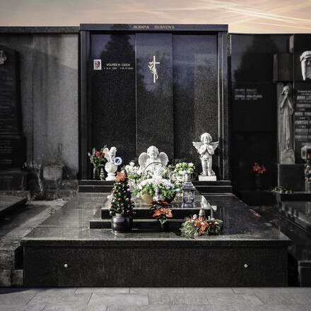 Zakázková výroba - rodinná hrobka se soklem, přírodní kámen - žula Impala, vel. 340x220 cm, tloušťka 5 a 7 cm. Zadní stěna 220x220 cm, pískované písmo.