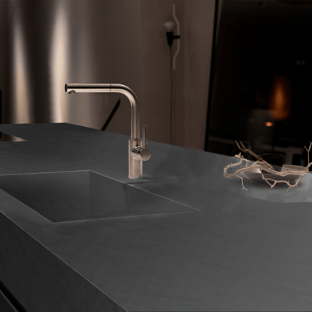 Žula CARBON GREY - př&iacute;rodn&iacute; k&aacute;men s elegantn&iacute; pravidelnou kresbou a decentn&iacute;m &scaron;ed&yacute;m zbarven&iacute;m, země původu Braz&iacute;lie. Mezi z&aacute;kazn&iacute;ky je značně obl&iacute;ben nejen d&iacute;ky sv&eacute;mu exkluzivn&iacute;mu vzhledu, ale tak&eacute; d&iacute;ky &scaron;irok&yacute;m možnostem použit&iacute;. Tato žula je vhodn&aacute; pro v&yacute;robu parapetů, obkladů, dlažeb, kuchyňsk&yacute;ch a koupelnov&yacute;ch desek, pro v&yacute;robu luxusn&iacute;ch stolů a dal&scaron;&iacute;ch exkluzivn&iacute;ch předmětů. Skladem v kamenictv&iacute; TONE OF STONE.