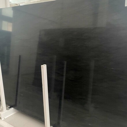 Velkoformátový přírodní kámen - žula Carbon Grey, země původu Brazílie, Zakázkové kamenictví TONE OF STONE