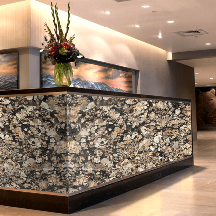 Kamenný obklad recepce ze žuly Pegasus v zemitých odstínech Kamenný obklad recepce ze žuly Pegasus v zemitých odstínech