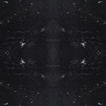 Žula VIA LACTEA má velmi zajímavý vzhled, kterému dominuje černá brva s doplňkovou bílou ve formě nepravidelných skvrn, kamenictví TONE OF STONE 