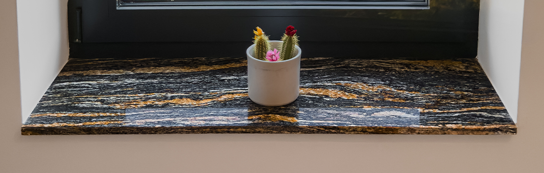Kamenné parapety žula Magma Black: Tmavá elegance a zlatavý luxus