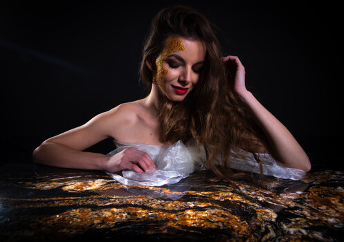 Kamenné stoly a stolky: symbol vytříbeného vkusu i praktický nábytek