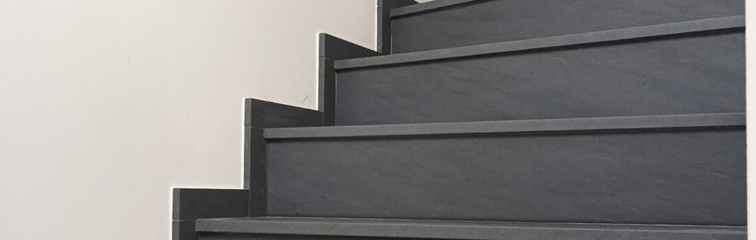 Kamenné vnitřní schodiště ze žuly Carbon Grey - Moderní elegance a odolnost