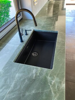 Kuchyňská deska z elegantního kvarcitu Jadore