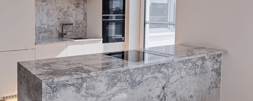 Moderní kuchyňská linka s praktickým ostrůvkem z kamene Super White Calacatta