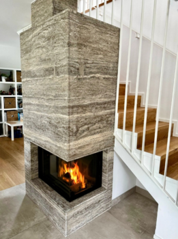 Obklad krbu Travertino Brown Silver - Luxusní srdce interiéru