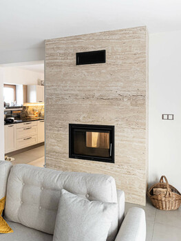 Obložení krbu přírodním kamenem: funkční a designově výjimečný prvek interiéru