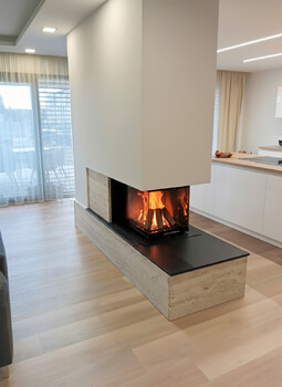 Realizace obkladu krbu a krbové římsy z přírodního kamene Travertino Romano Classico a Nero Assoluto Zimbabwe