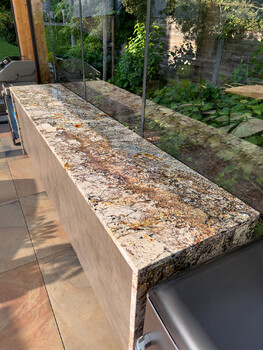 Realizace venkovní kuchyně ze žuly Amarone s parapetem Steel Grey