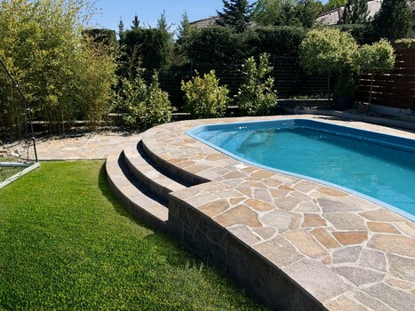 Reference: obklad venkovního bazénu přírodním kamenem