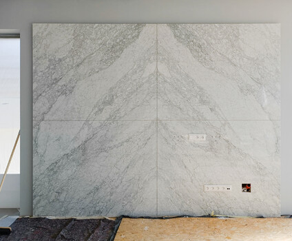 Reference: Obložení stěny italským mramorem Bianco Carrara