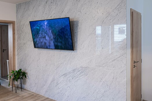 Reference: obložení stěny luxusním mramorem Bianco Carrara