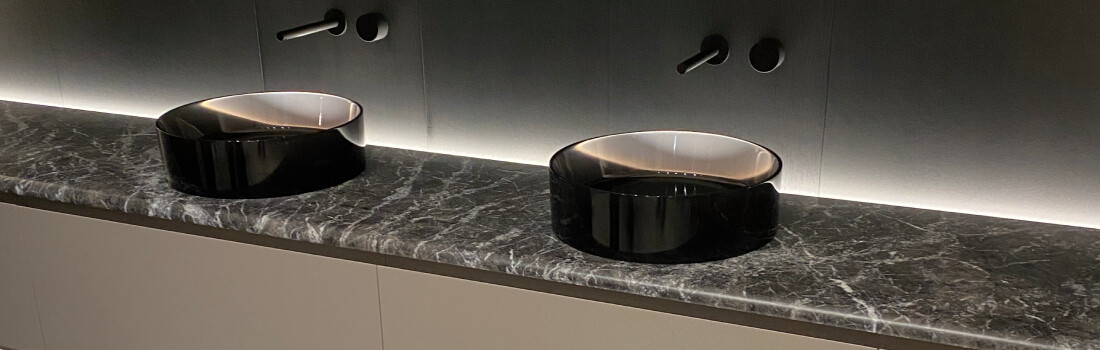 kamenná koupelnová deska z mramoru a skleněnými umyvadly