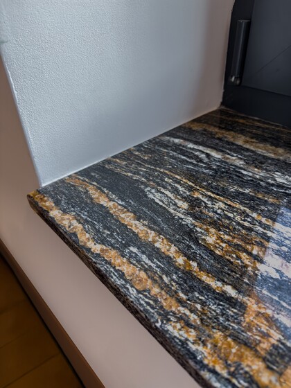 Kamenné parapety žula Magma Black: Tmavá elegance a zlatavý luxus