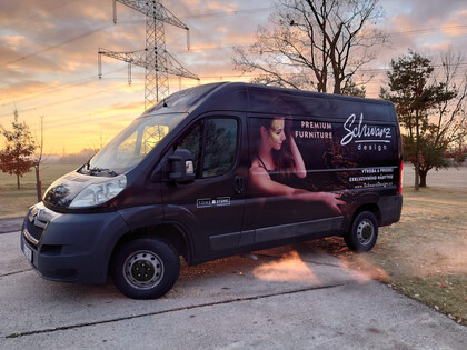 Náš nový pomocník byl oblečen do slušivého hávu a je připraven pracovat