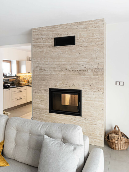 Obložení krbu přírodním kamenem: funkční a designově výjimečný prvek interiéru