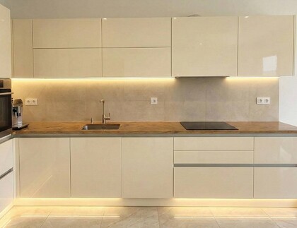 Realizace kamenné kuchyňské desky z kvarcitu Las Vegas Rock