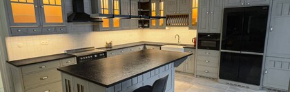 Žulová kuchyňská deska do rustikální kuchyně – černá elegance žuly Nero Assoluto Zimbabwe