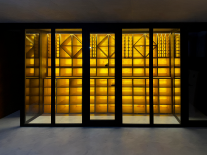 Exkluzivní obklad vinotéky podsvíceným onyxem