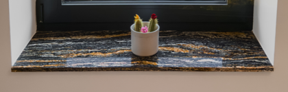 Kamenné parapety žula Magma Black: Tmavá elegance a zlatavý luxus