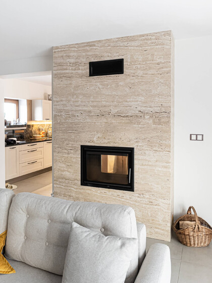 Obložení krbu přírodním kamenem: funkční a designově výjimečný prvek interiéru  