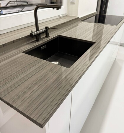 Realizace:  Kamenná kuchyňská deska a konferenční stolek ze žuly Grey Veneer