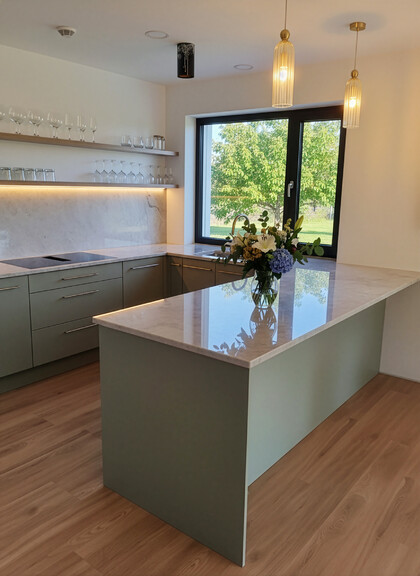 Realizace kamenné kuchyňské desky a obkladu z kvarcitu Taj Mahal