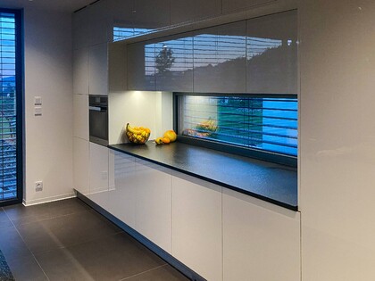 Reference: kuchyňská pracovní deska ze žuly, mramorový obklad podlahy a konferenční stolky v Písku