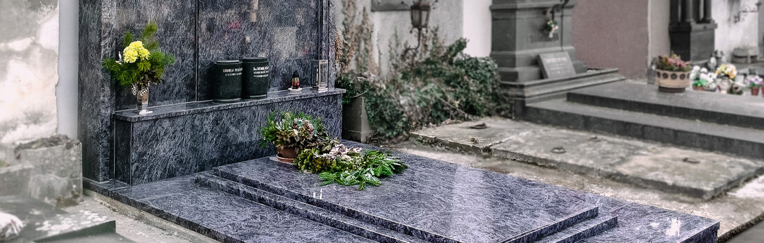 Kamenné pomníky, hroby