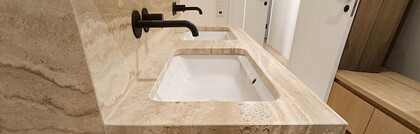 Kamenné koupelnové desky