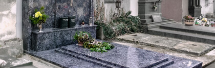 Kamenné pomníky, hroby