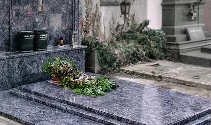 Kamenné pomníky, hroby