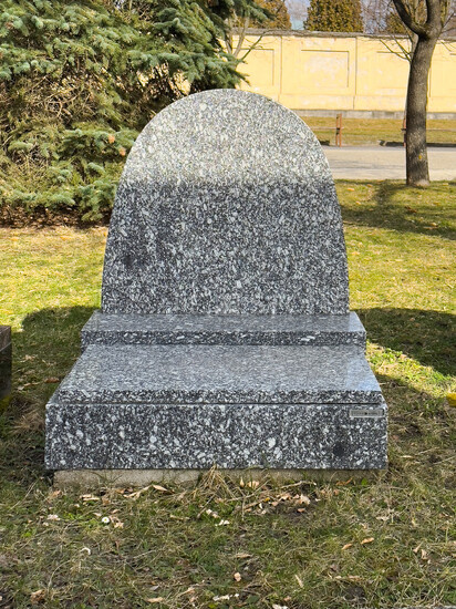 Urnový hrob Vepická žula oblouk